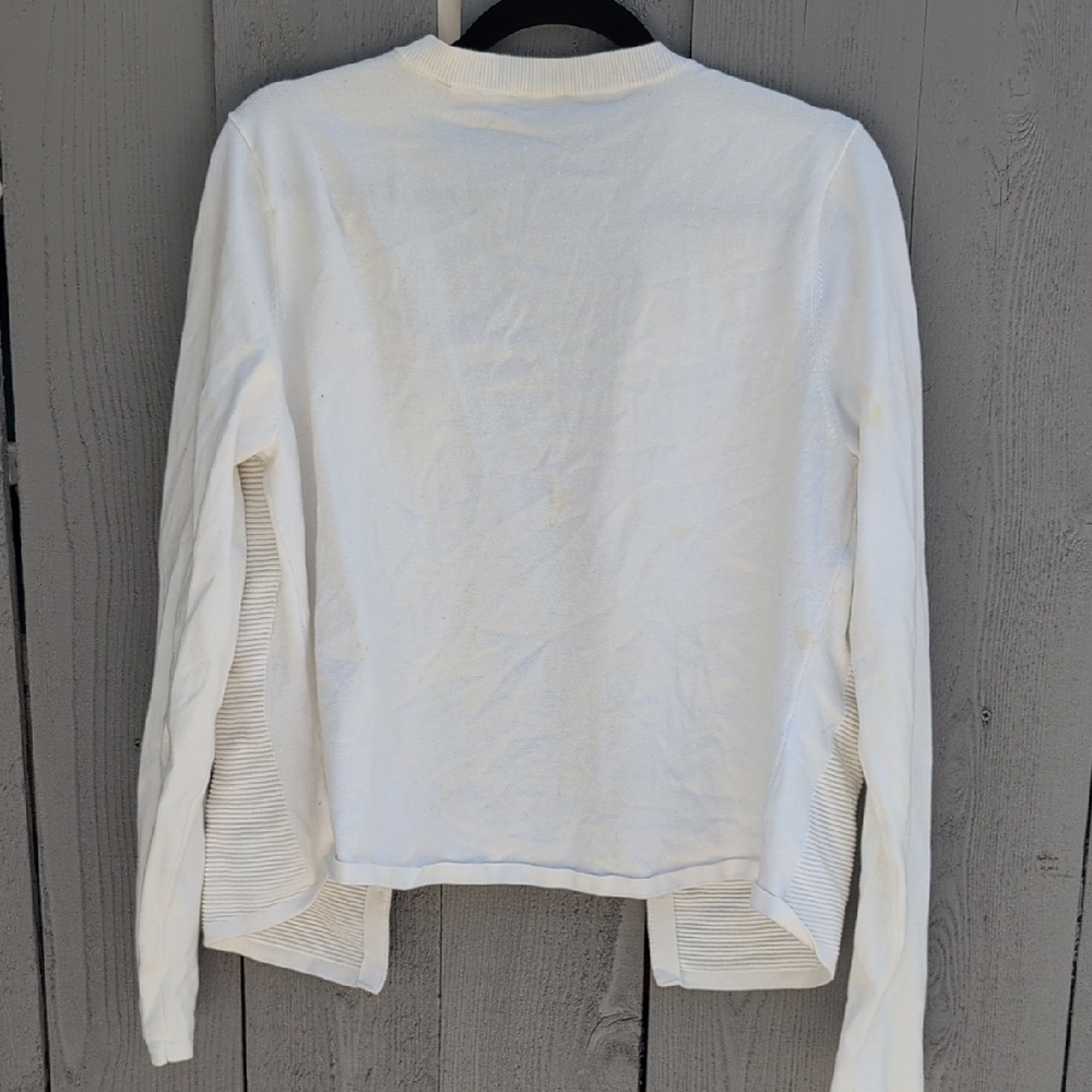Chic White Sweater by Cabi - Picture 4 of 4